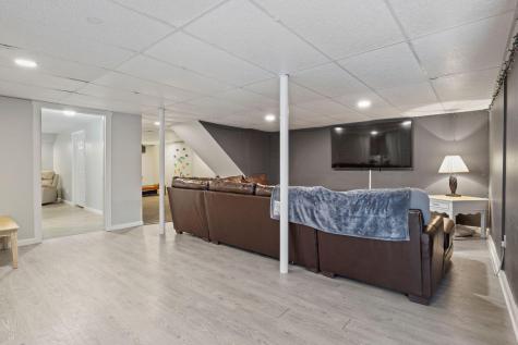 15 Monroe Drive Naples ME 04055