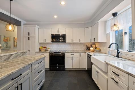 15 Monroe Drive Naples ME 04055