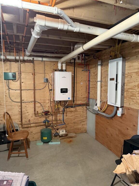 21 Pioneer Way Aurora ME 04408