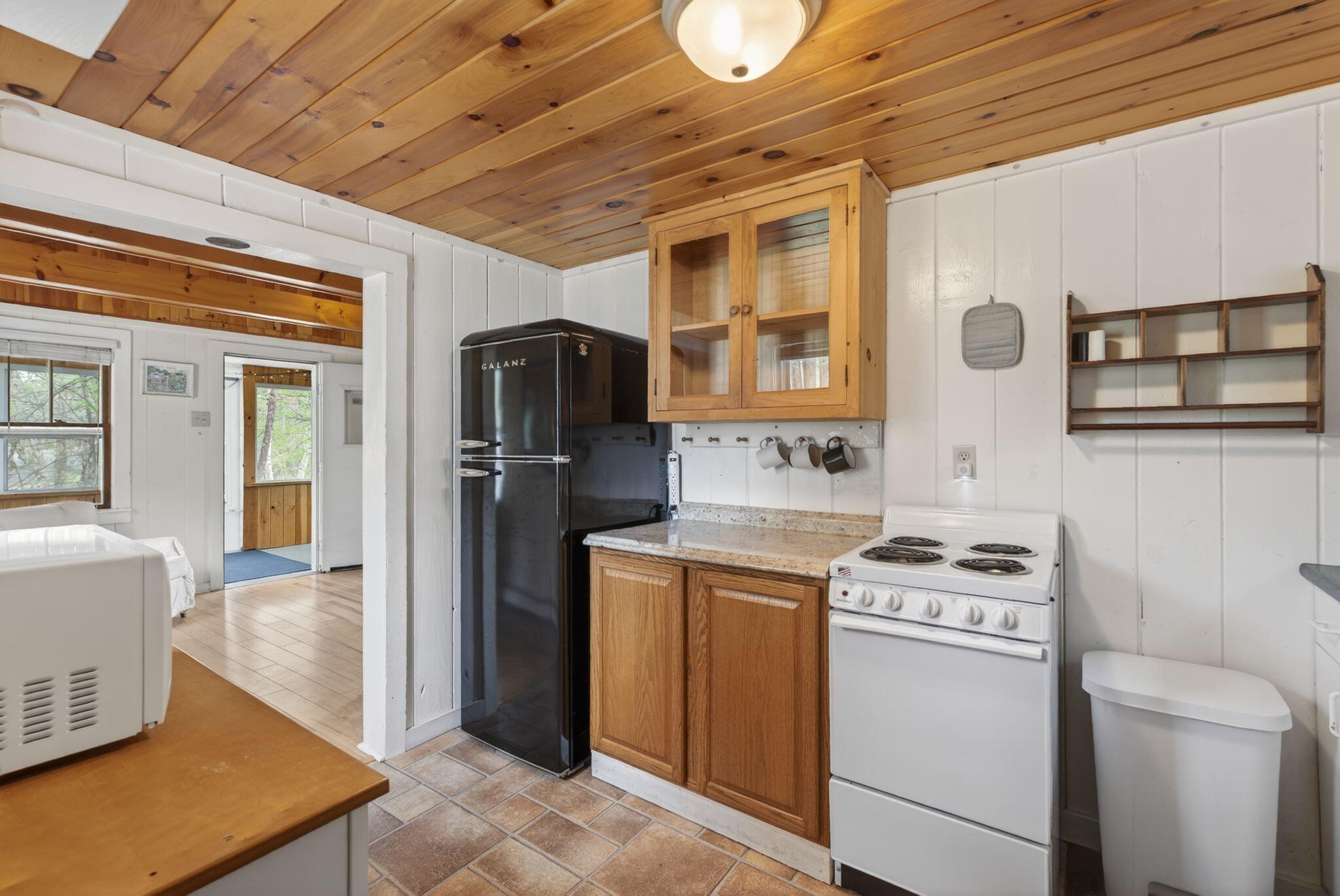1 Gilleys Lane Raymond ME 04071
