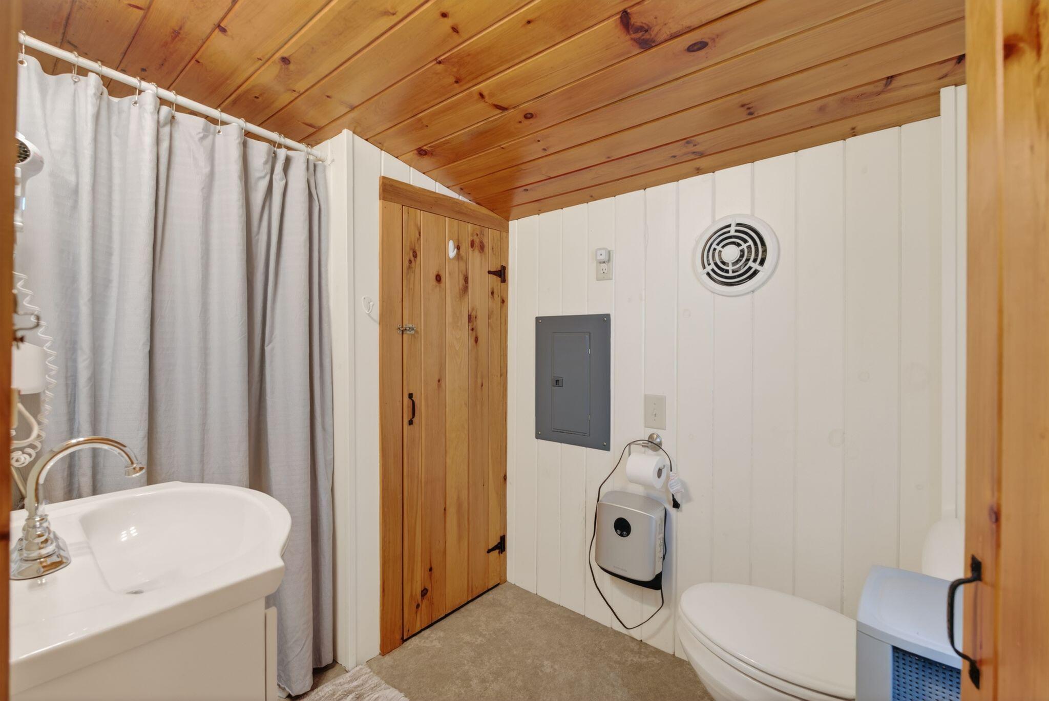 1 Gilleys Lane Raymond ME 04071