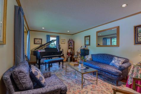8 Coachman Avenue Auburn ME 04210