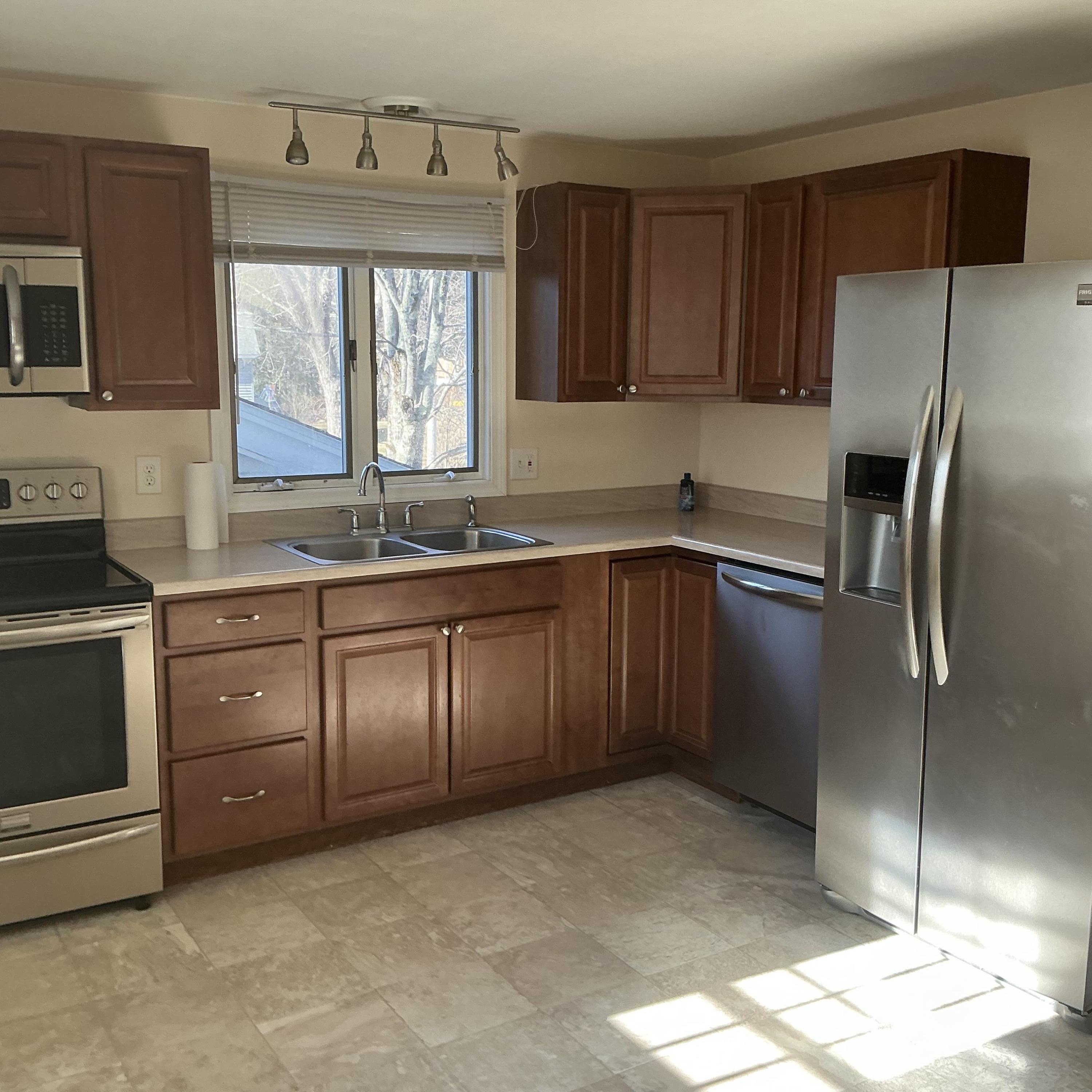 1 Carolyn Street Topsham ME 04086