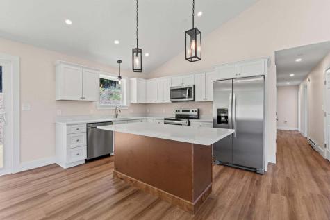 18 Hillside Drive Raymond ME 04071