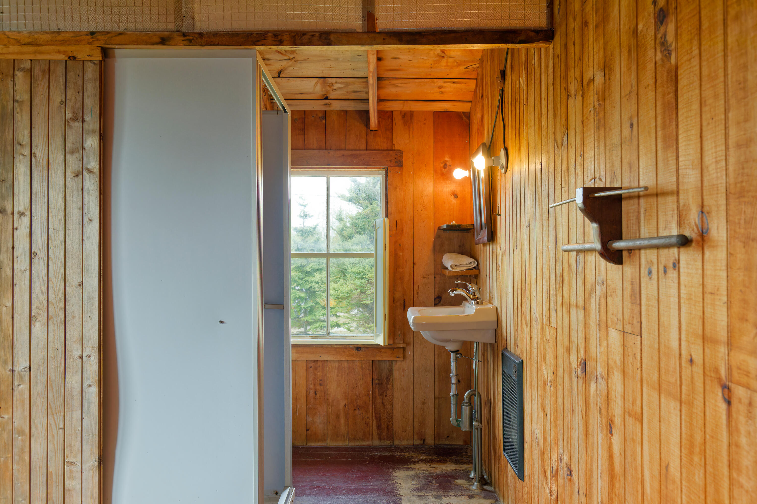 33 Cliff Road Bristol ME 04554