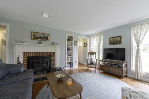 7 Salmon Run Raymond ME 04071