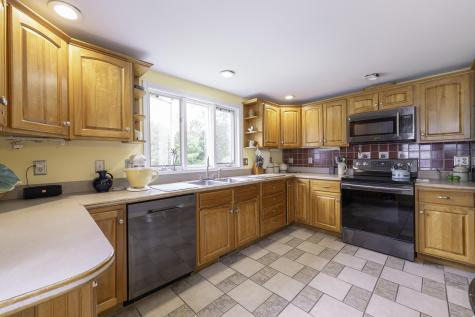 7 Salmon Run Raymond ME 04071