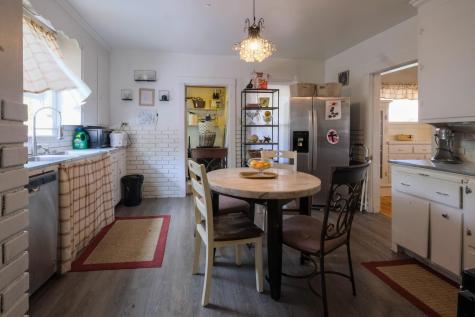 11 Barrows Street Paris ME 04281