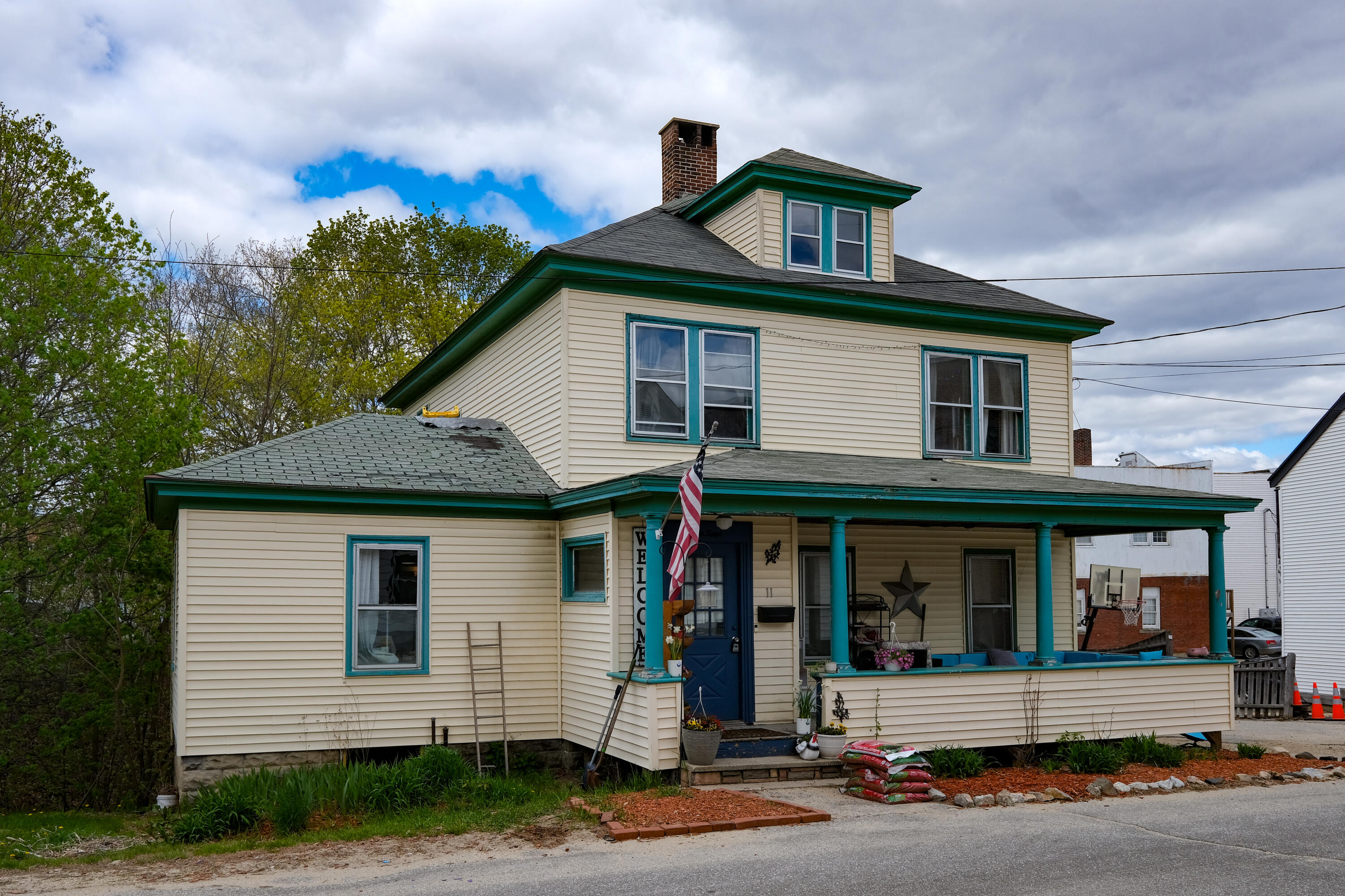 11 Barrows Street Paris ME 04281