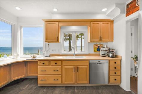 18 Bridges Point Lane Brooklin ME 04616