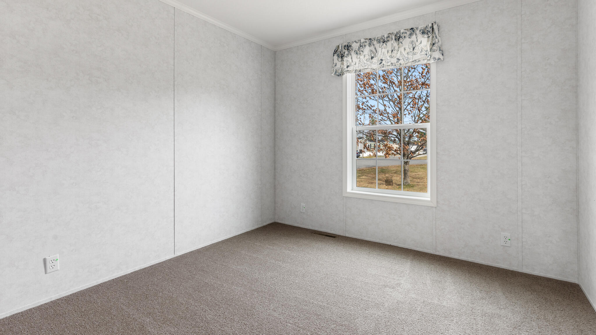 30 Main Road Holden ME 04429