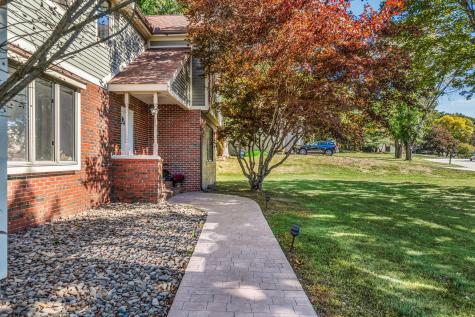 22 Briarcliff Knoll Auburn ME 04210