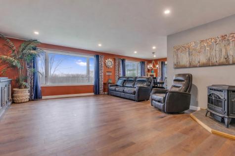 28 Oakledge Hills Road Raymond ME 04071