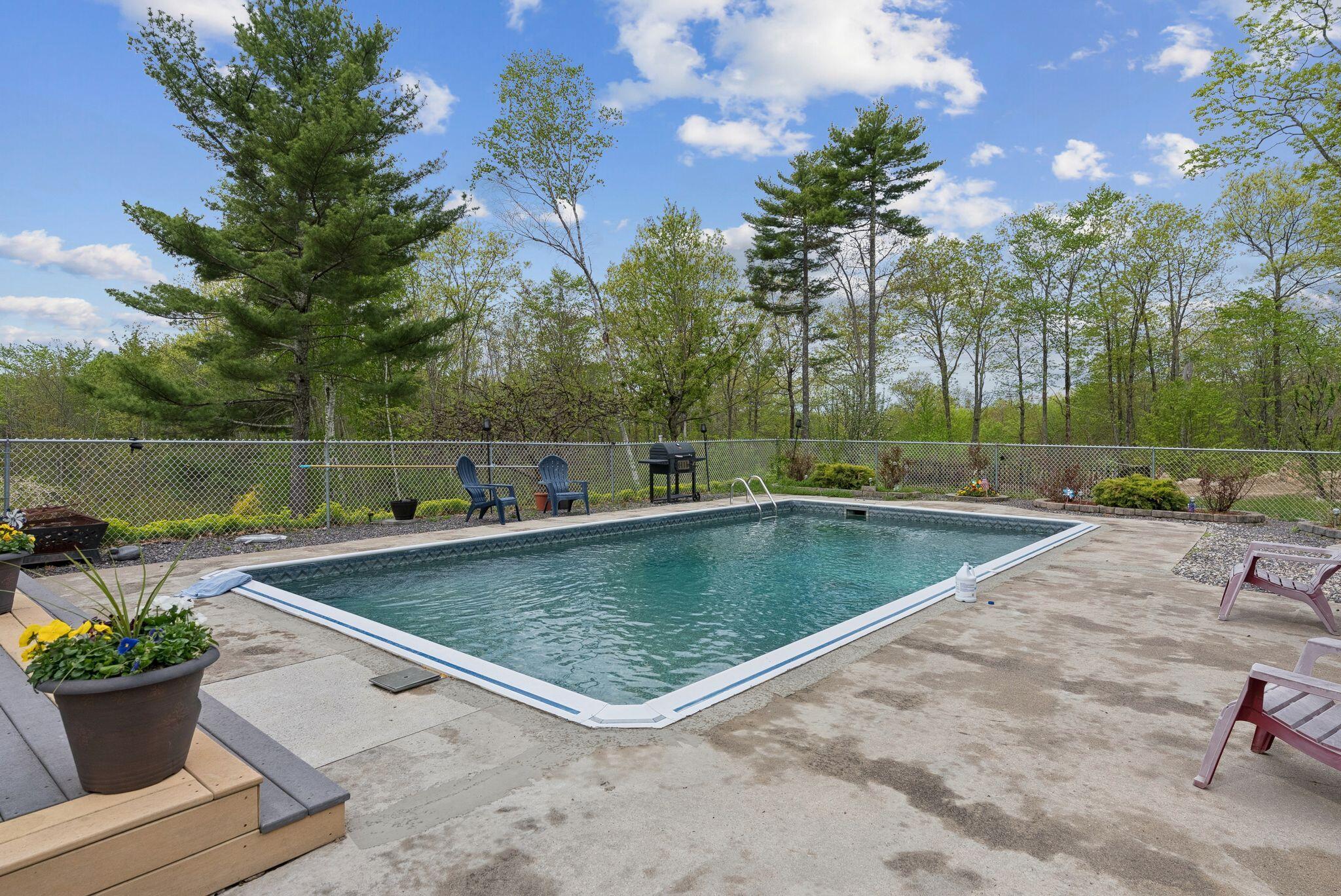 28 Oakledge Hills Road Raymond ME 04071