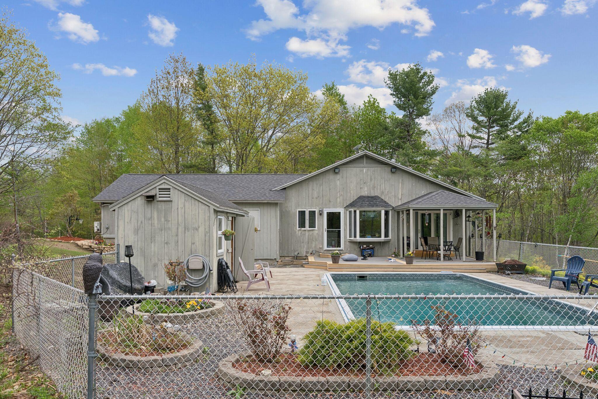 28 Oakledge Hills Road Raymond ME 04071