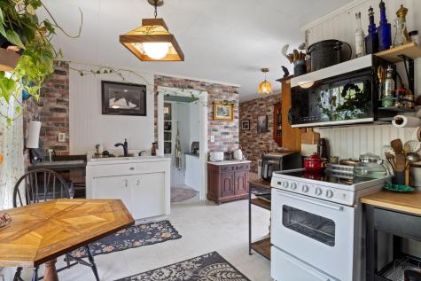 7 Porter Street Paris ME 04281