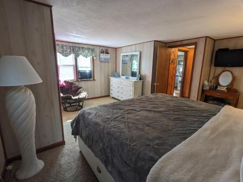 1271 Roosevelt Trail Raymond ME 04071