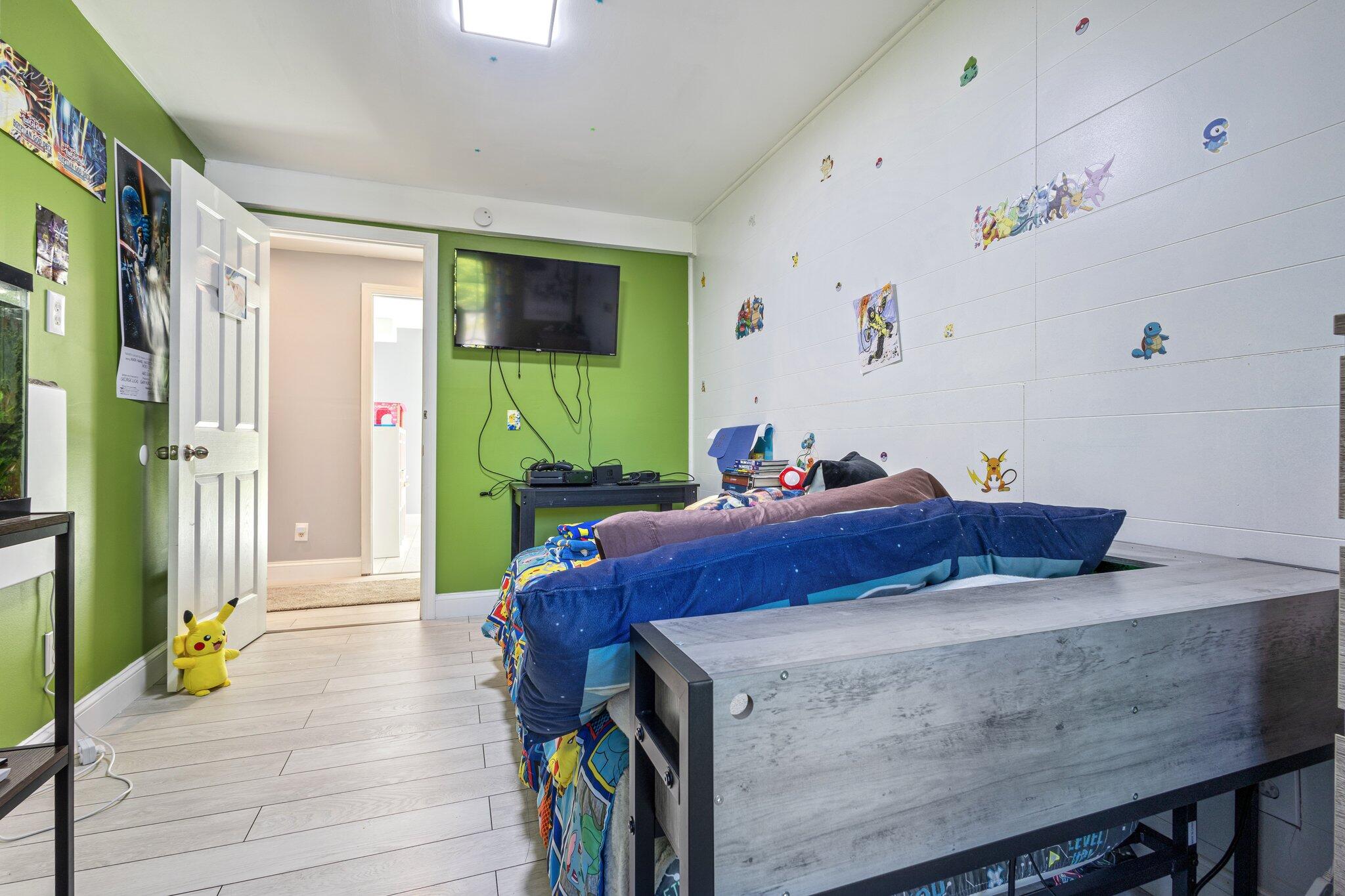 14 Cessna Way Naples ME 04055