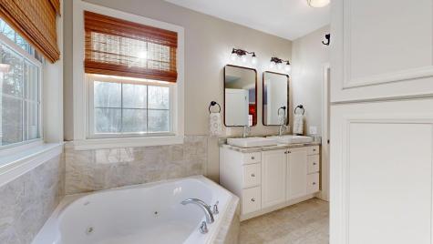 17 Bowdoin Drive Lewiston ME 04240