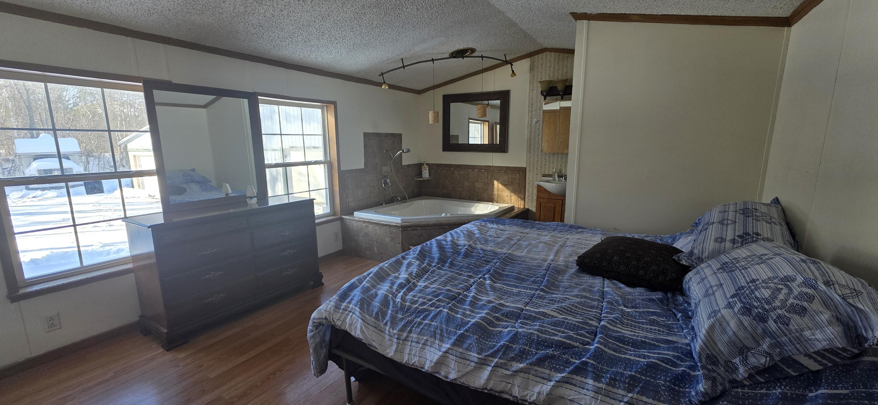 10 E Oxford Road Oxford ME 04270