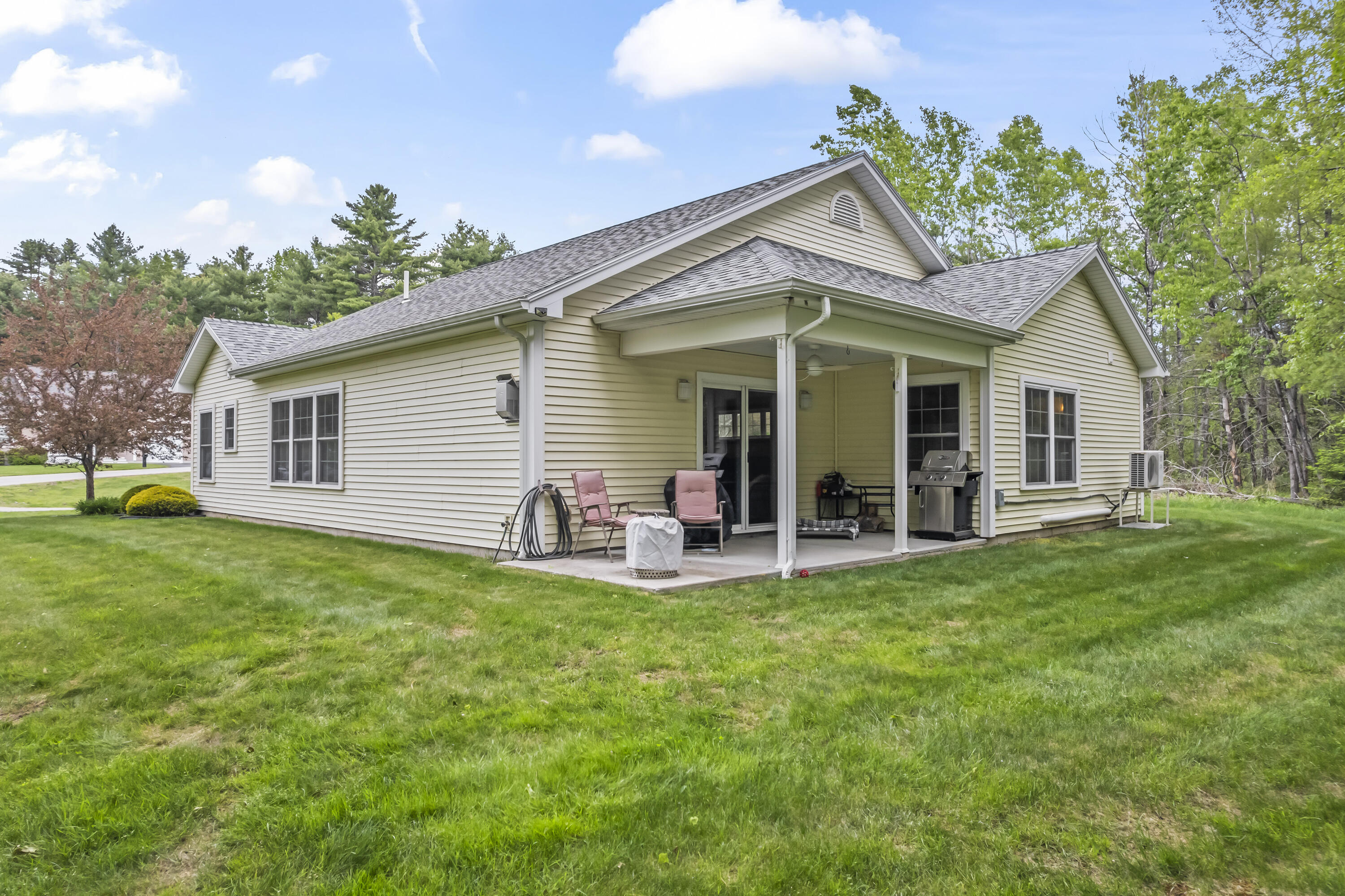 8 Macintosh Lane Lewiston ME 04240