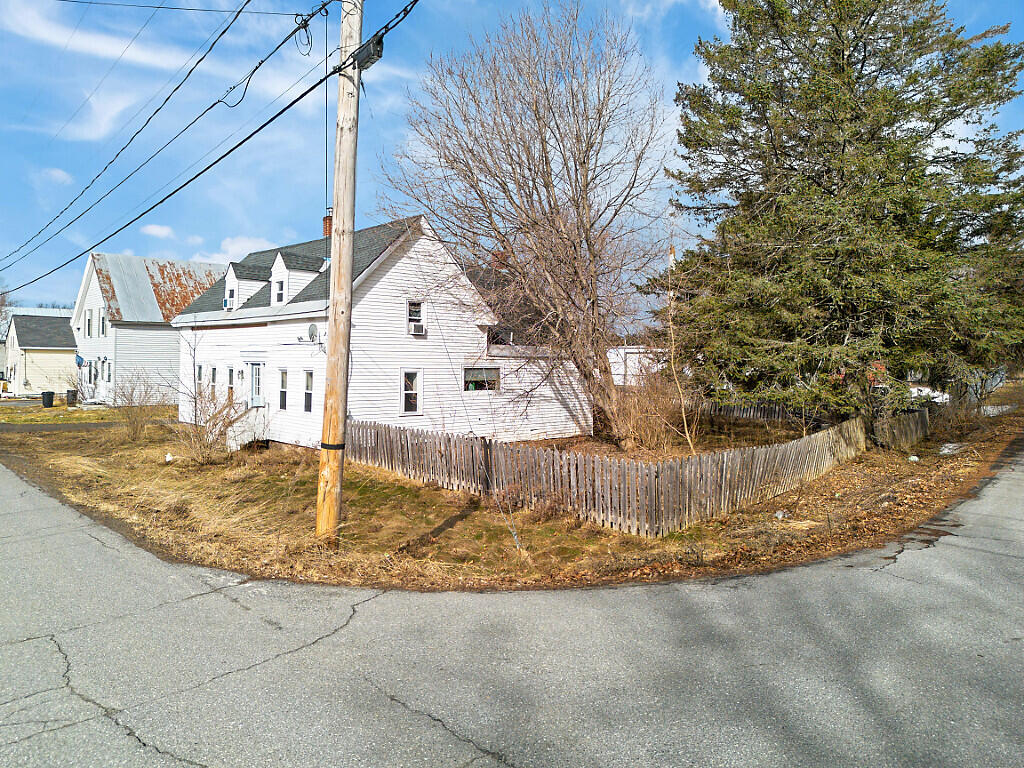 16 Maple Street Vassalboro ME 04989