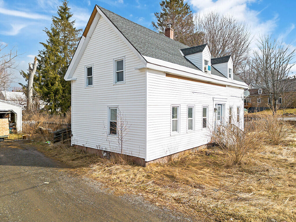 16 Maple Street Vassalboro ME 04989