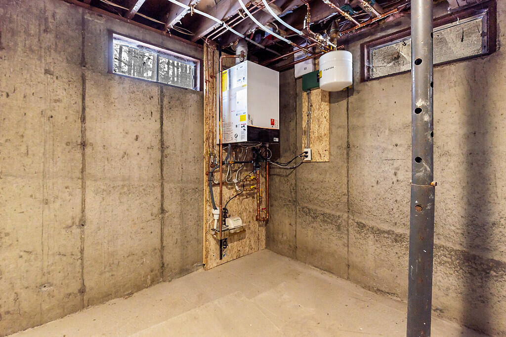 27 Common Road Dixfield ME 04224