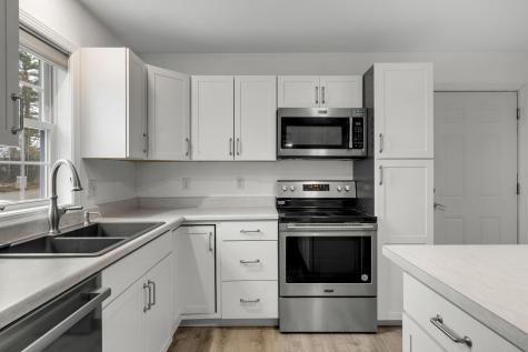 16 Godrics Hollow Sidney ME 04330