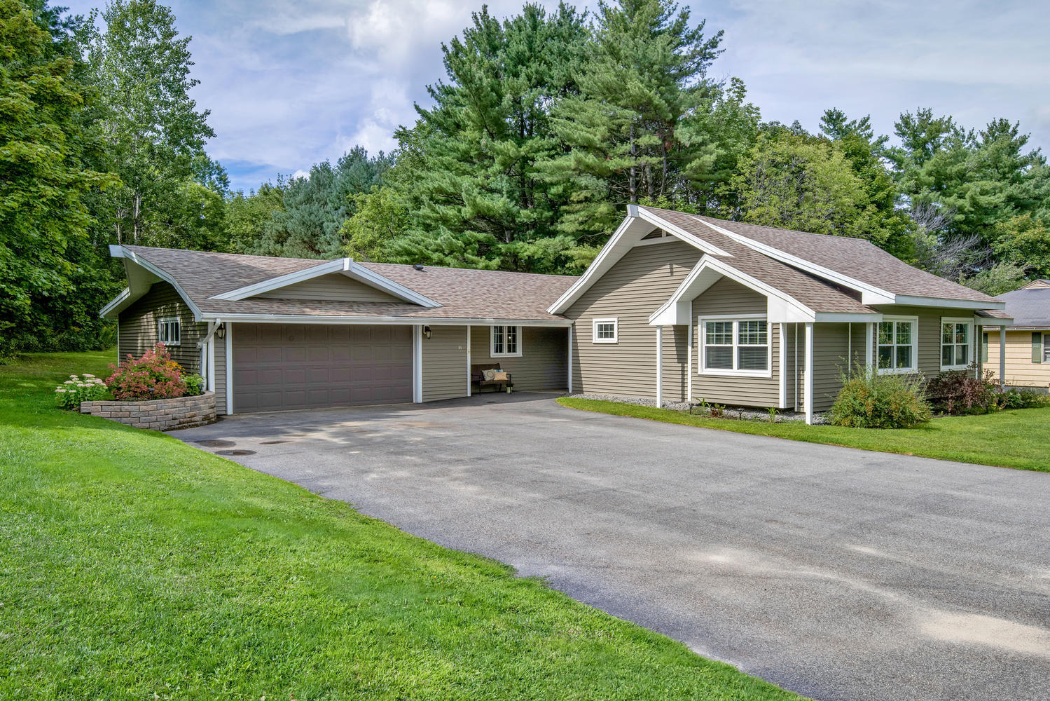 16 Robinson Gardens Lewiston ME 04240