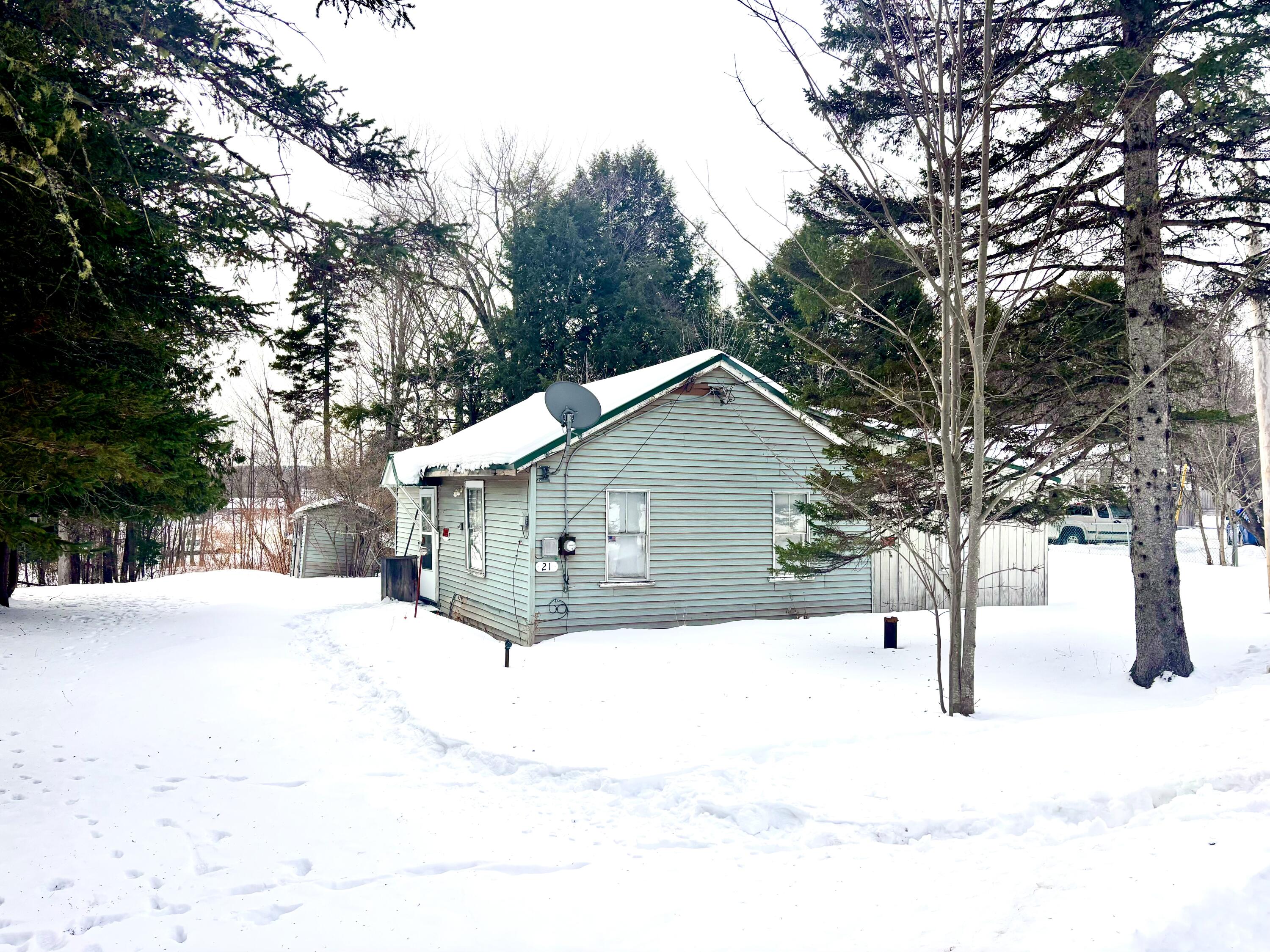 21 Horseshoe Road Medway ME 04460