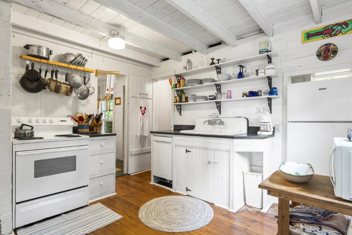 5 Massachusetts Avenue Boothbay ME 04544