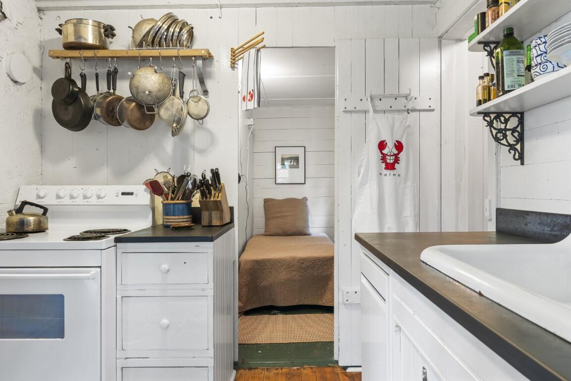 5 Massachusetts Avenue Boothbay ME 04544