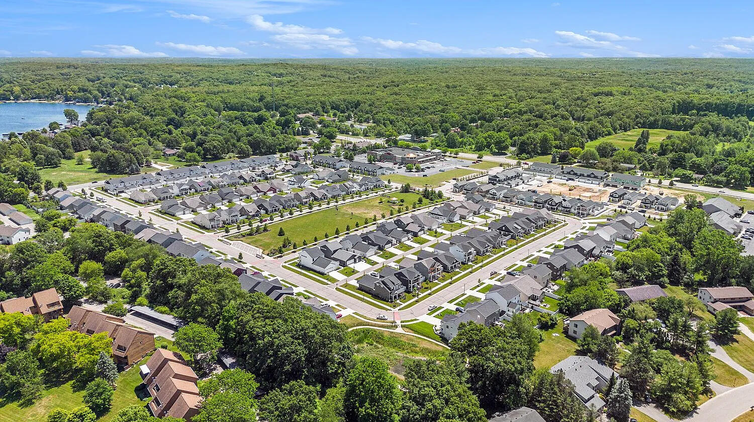 6870 Old Town Square NE Rockford MI 49341