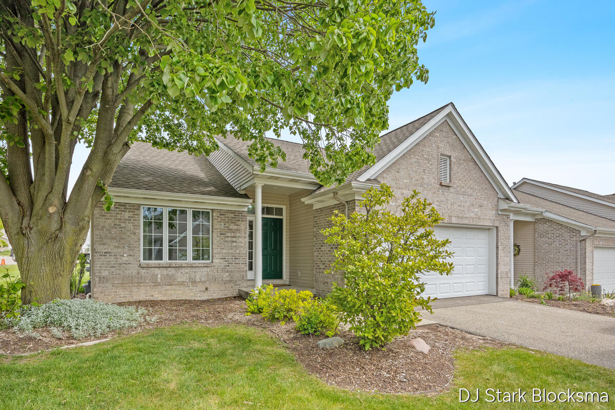 2038 Palmerton Court NE Grand Rapids MI 49505
