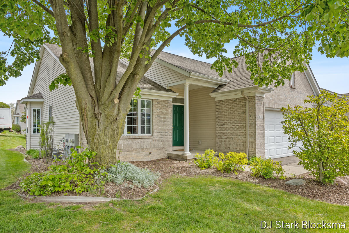 2038 Palmerton Court NE Grand Rapids MI 49505