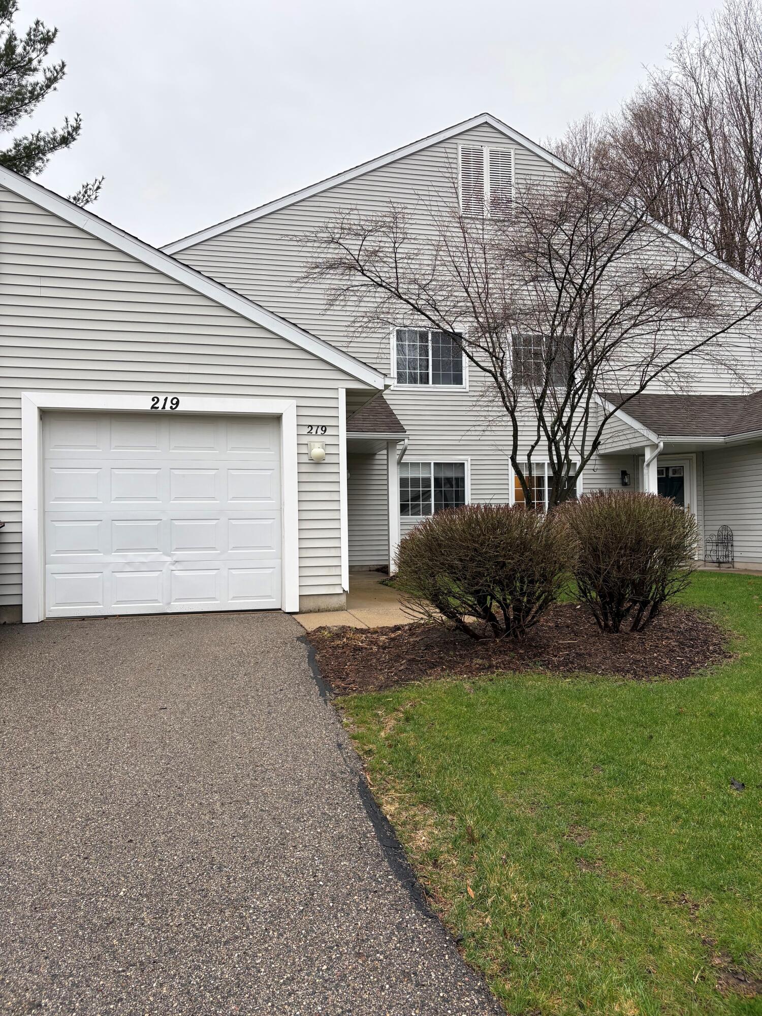 219 Hunters Lane NE Rockford MI 49341