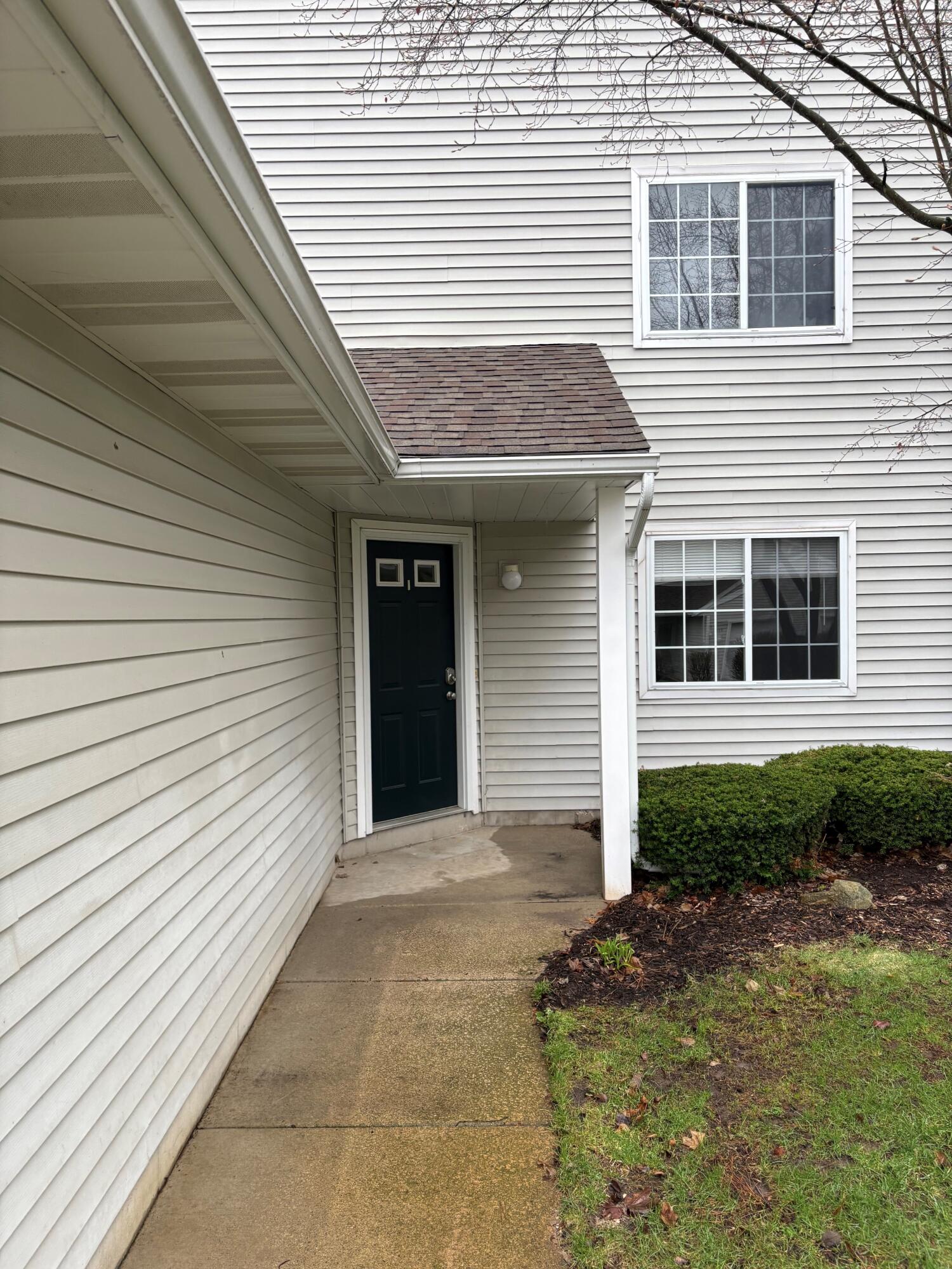 219 Hunters Lane NE Rockford MI 49341