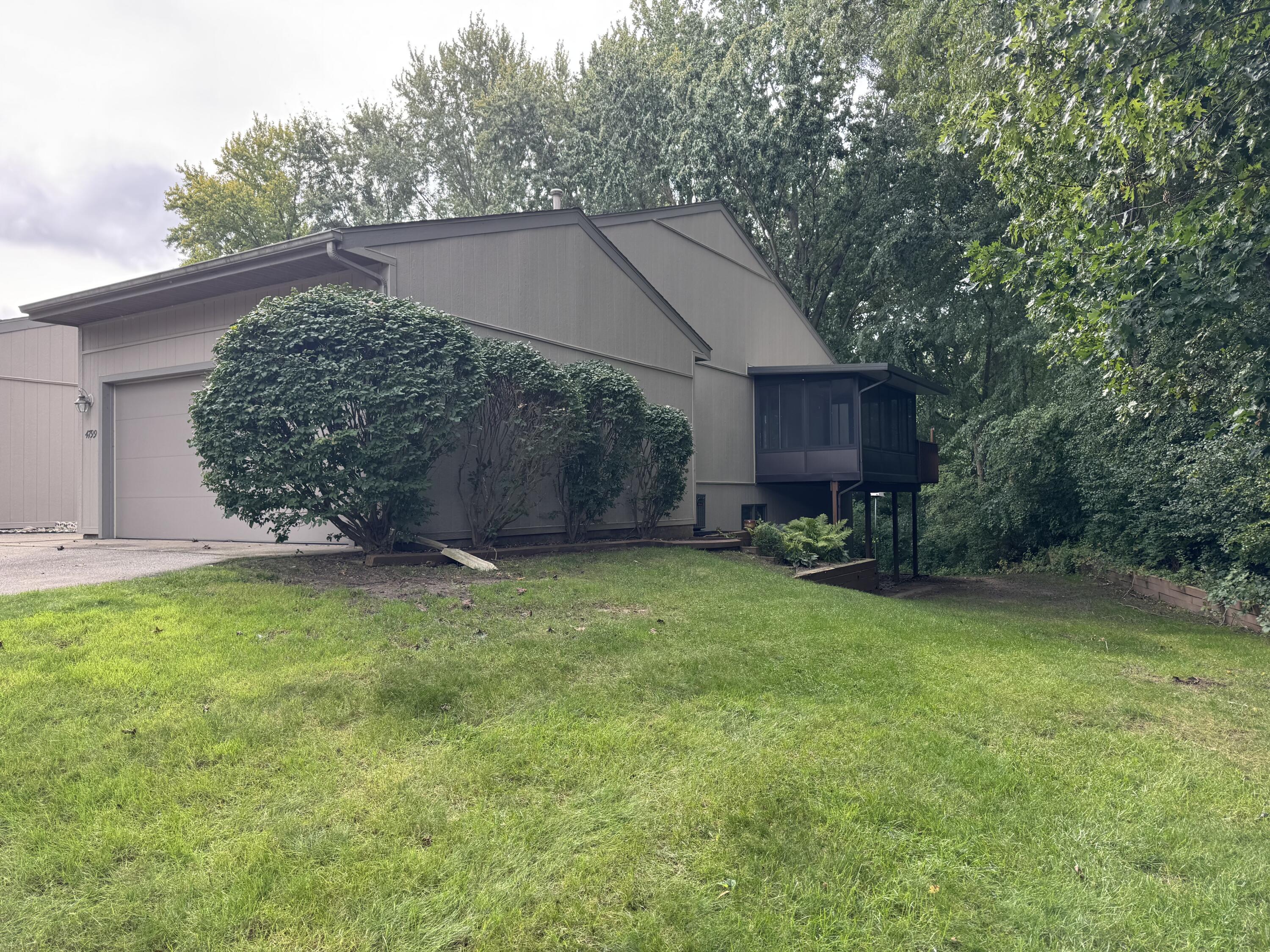 4799 Rockvalley Drive NE Grand Rapids MI 49525