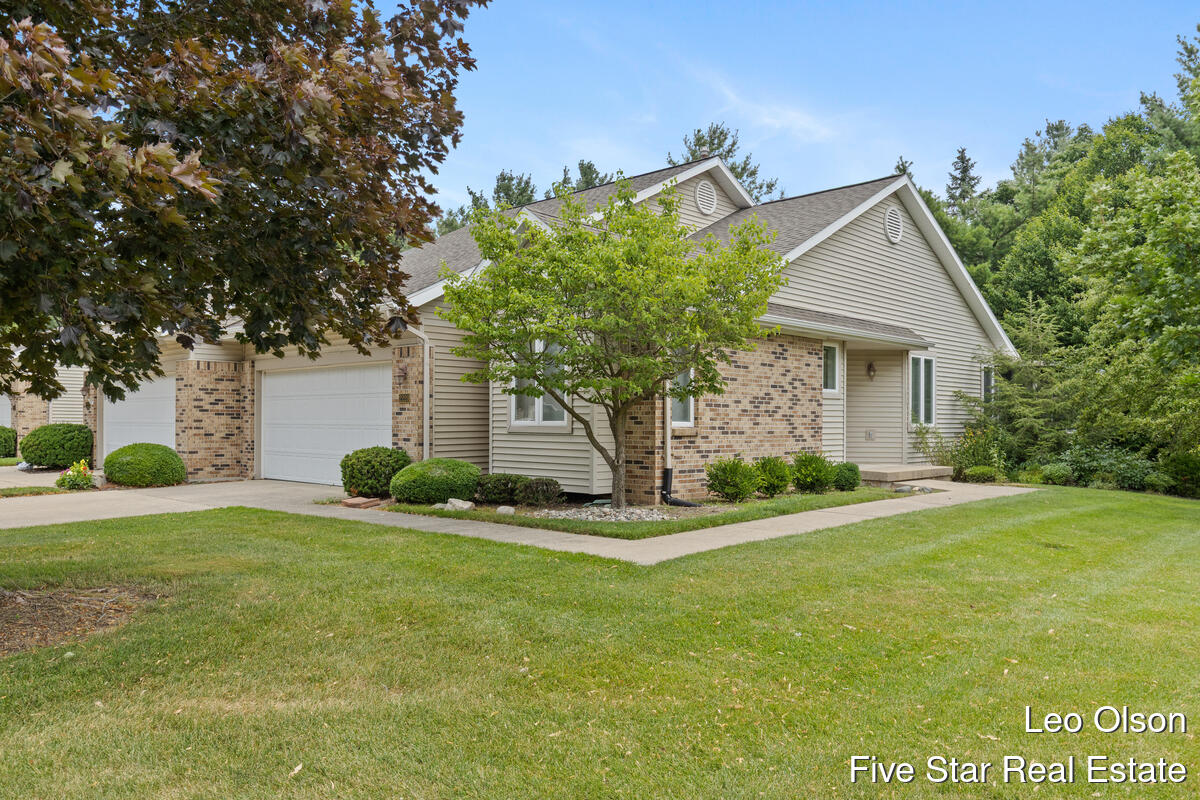2220 Meadowglen Drive NE Grand Rapids MI 49505