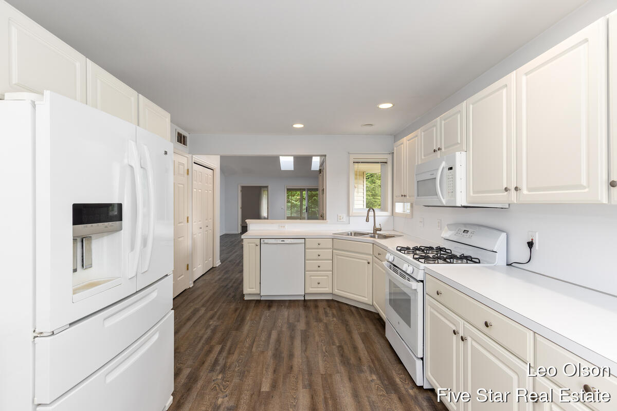 2220 Meadowglen Drive NE Grand Rapids MI 49505