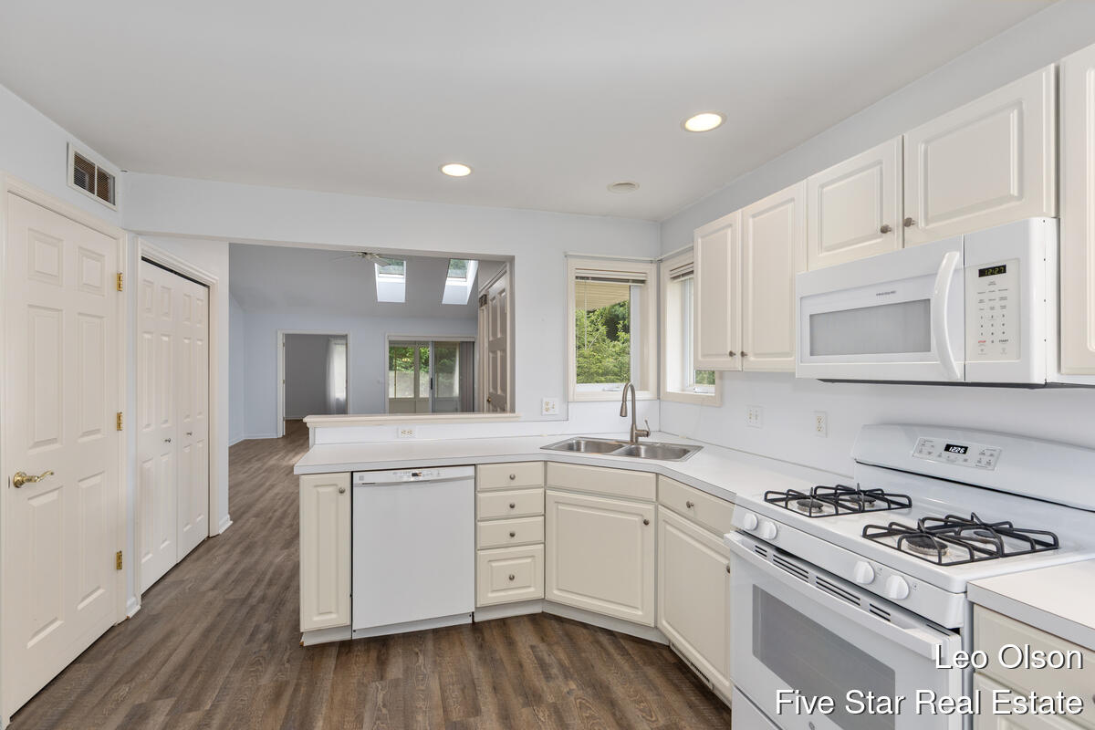 2220 Meadowglen Drive NE Grand Rapids MI 49505