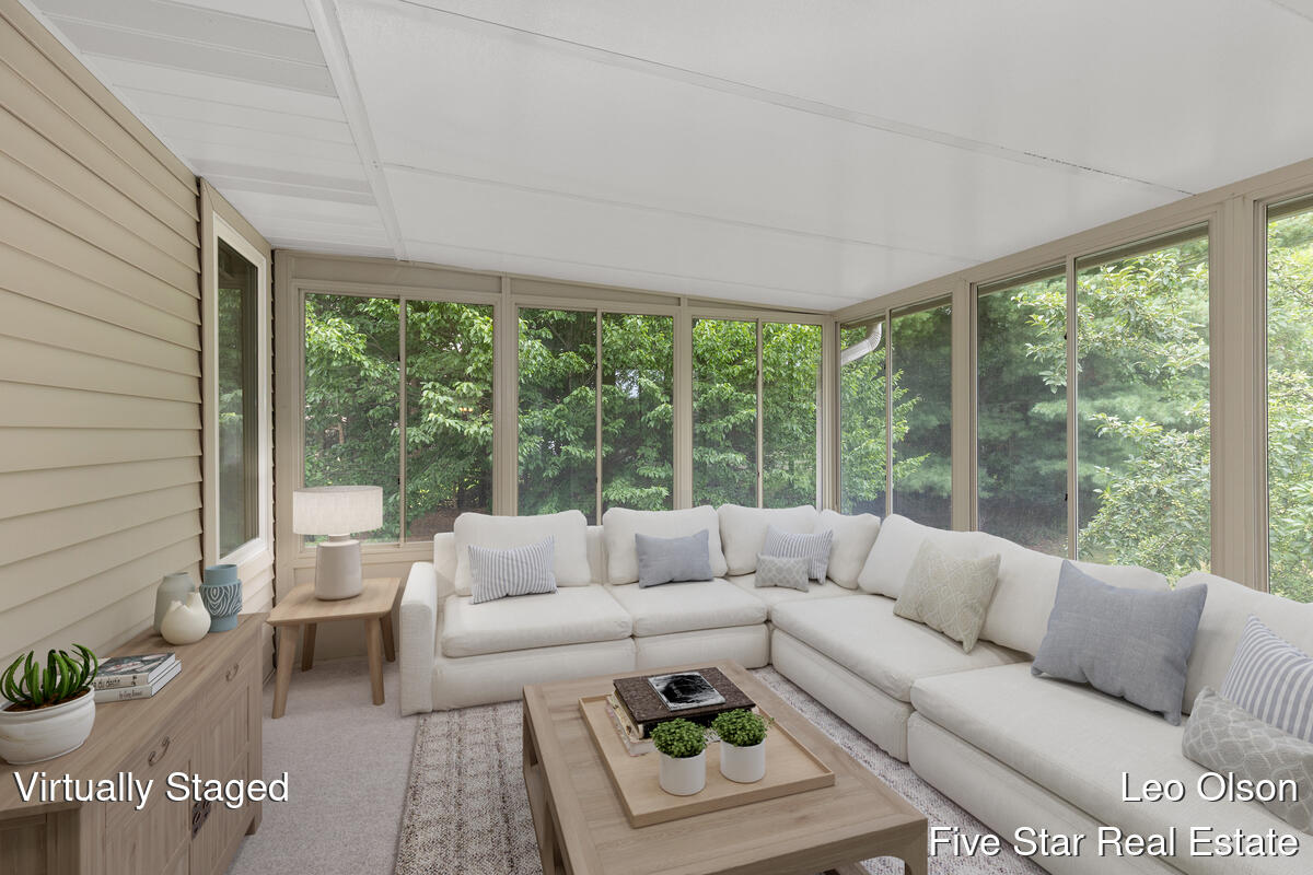 2220 Meadowglen Drive NE Grand Rapids MI 49505