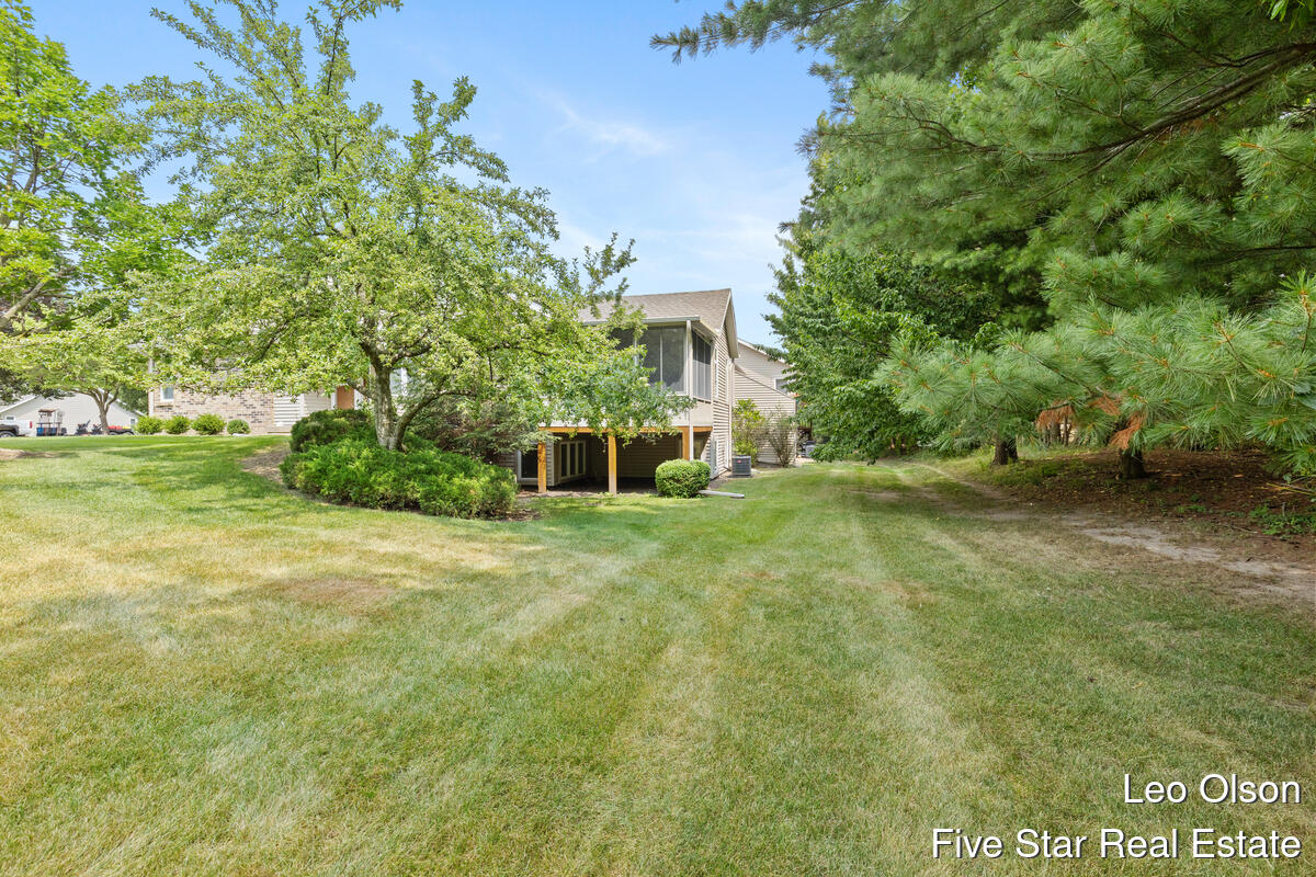 2220 Meadowglen Drive NE Grand Rapids MI 49505