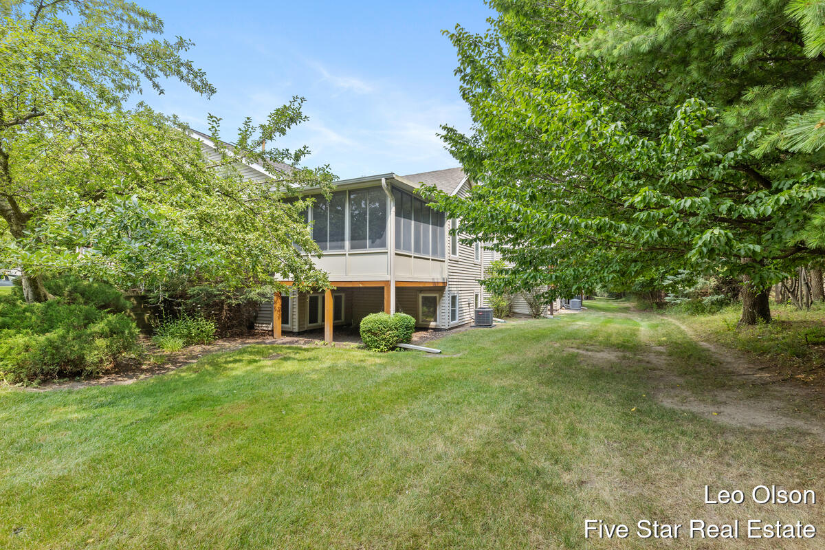 2220 Meadowglen Drive NE Grand Rapids MI 49505