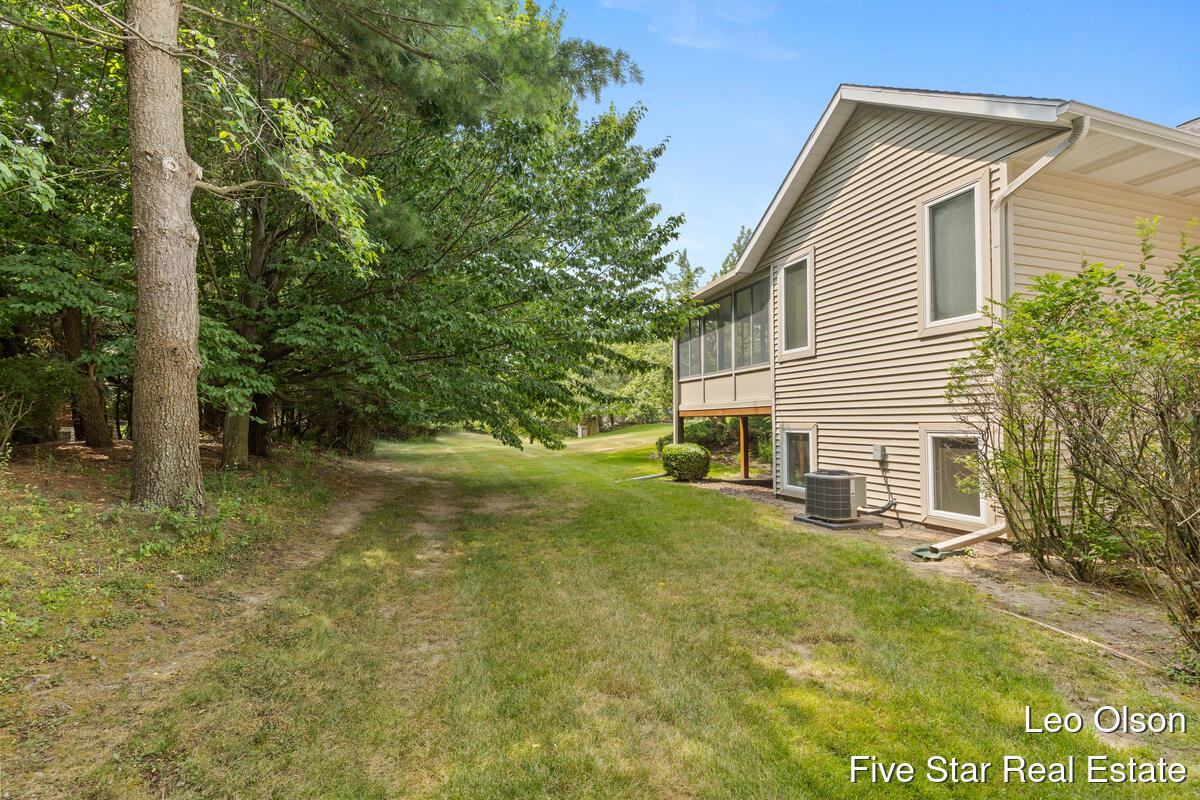 2220 Meadowglen Drive NE Grand Rapids MI 49505