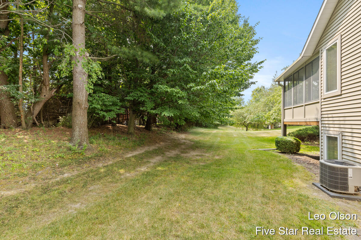 2220 Meadowglen Drive NE Grand Rapids MI 49505