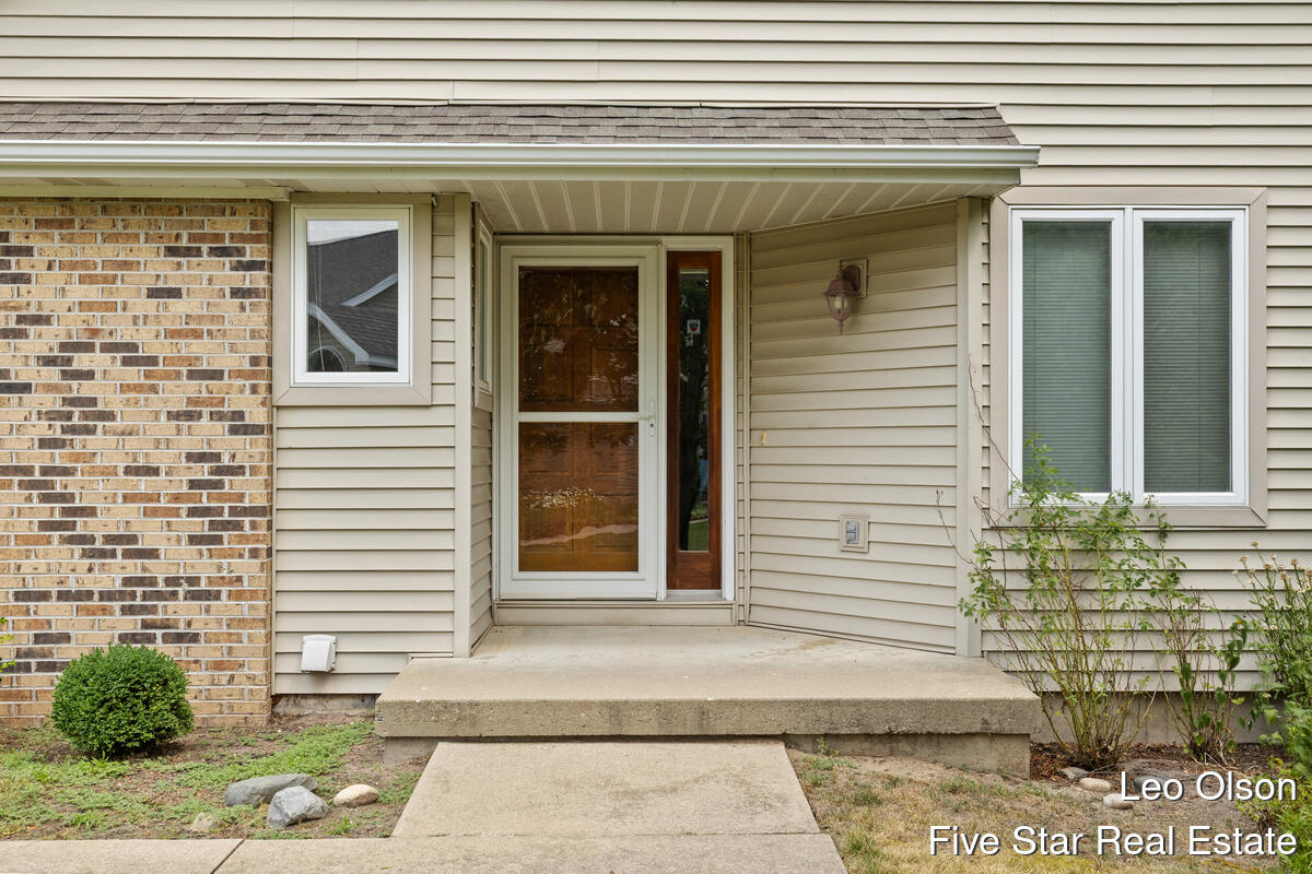 2220 Meadowglen Drive NE Grand Rapids MI 49505