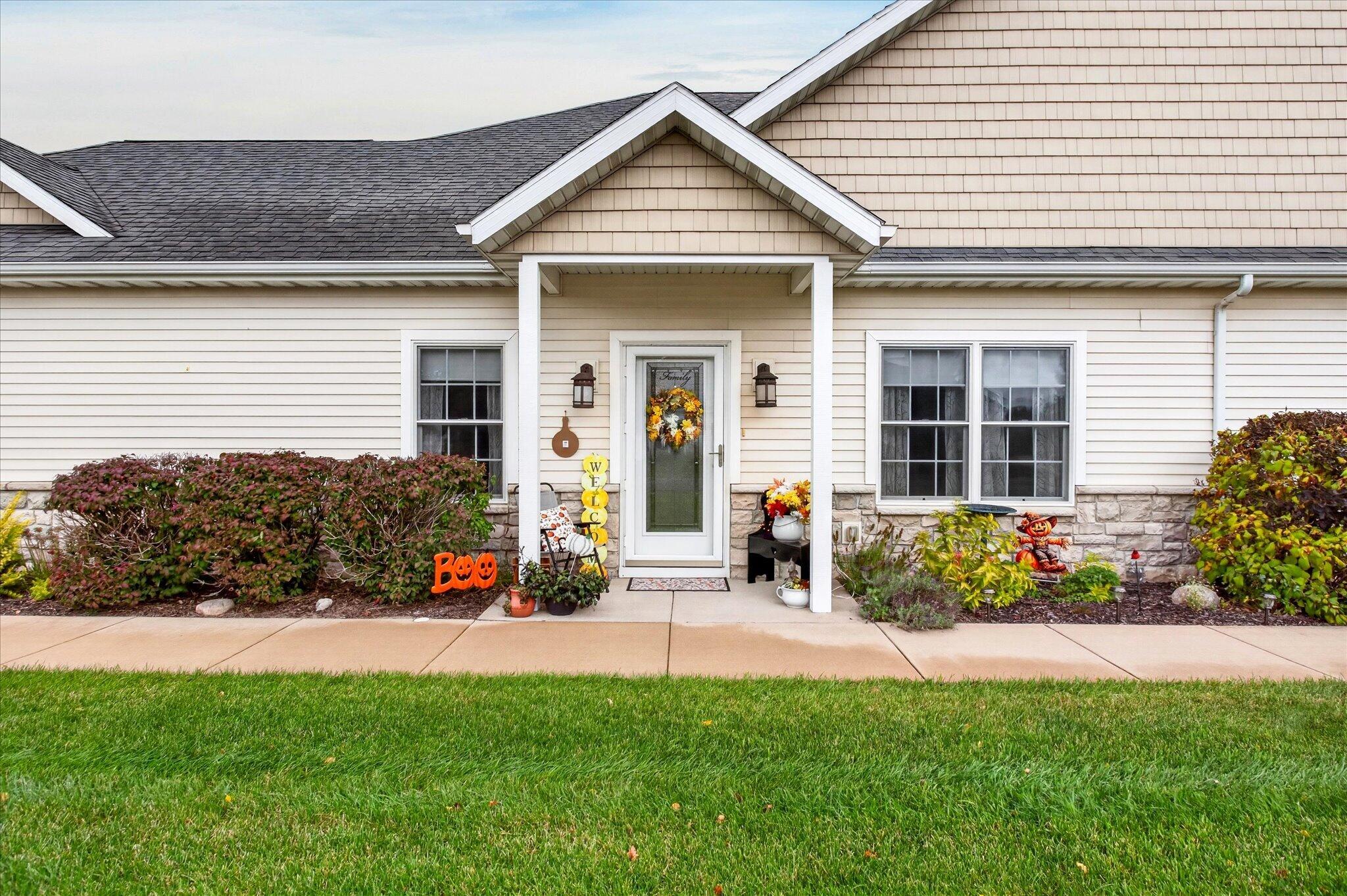1753 Peachtree Path Stevensville MI 49127