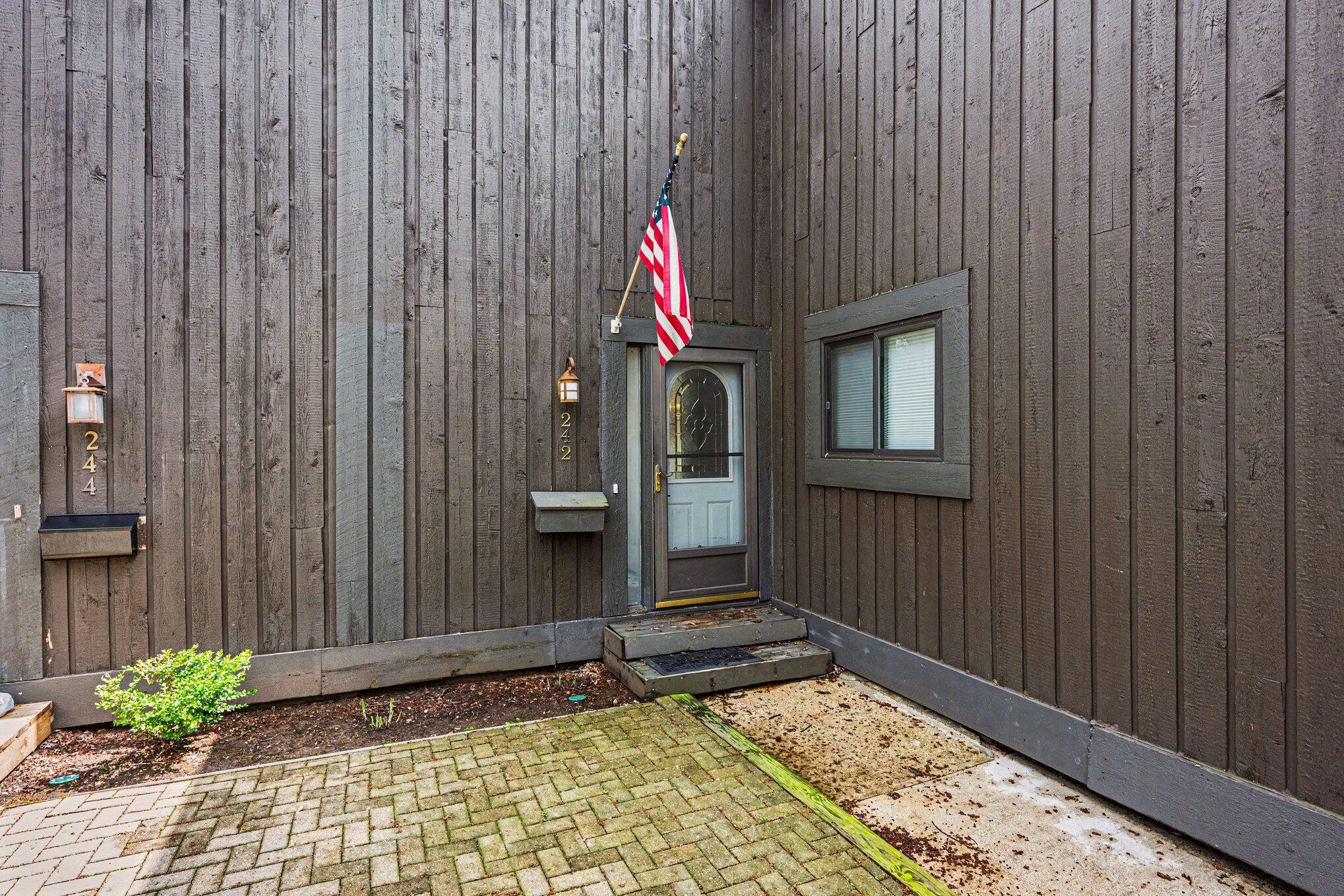 242 Dunbarton Court Kalamazoo MI 49006